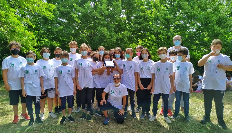 Classe 1A vincitrice del contest con la docente Elisabetta Pistocco e il preside