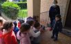 Lezione di amicizia Un compagno non può andare a scuola, la classe si trasferisce a casa sua