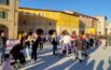 Clown, giocolieri e artisti di strada animano “La piazza dei birichini”