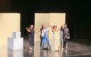 Bambini e bambine cantano dalla platea, sul palco Cenerentola dirige il coro (Video)