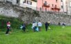 Alunni e alunne puliscono le antiche mura della città