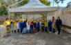 Bambini e bambine puliscono i cortili delle scuole