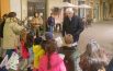 Un libro per la biblioteca della scuola Olimpia, il dono del presidente della Provincia