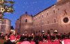 Sotto l’albero in piazza coro e mercatino della scuola