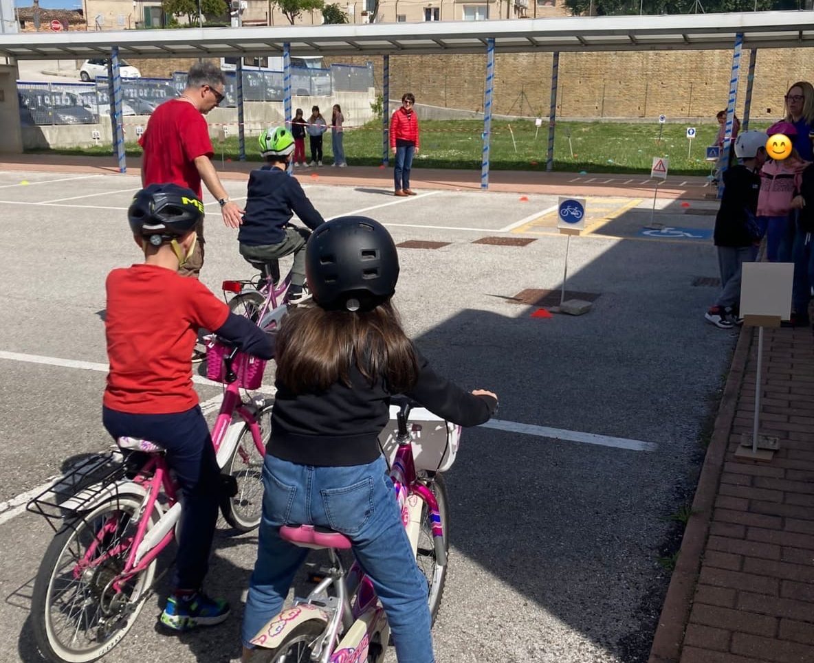 In bici nel cortile della scuola per imparare le regole della strada