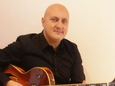 «La chitarra è un’amica in più» Monachesi svela il suo metodo per imparare a suonare
