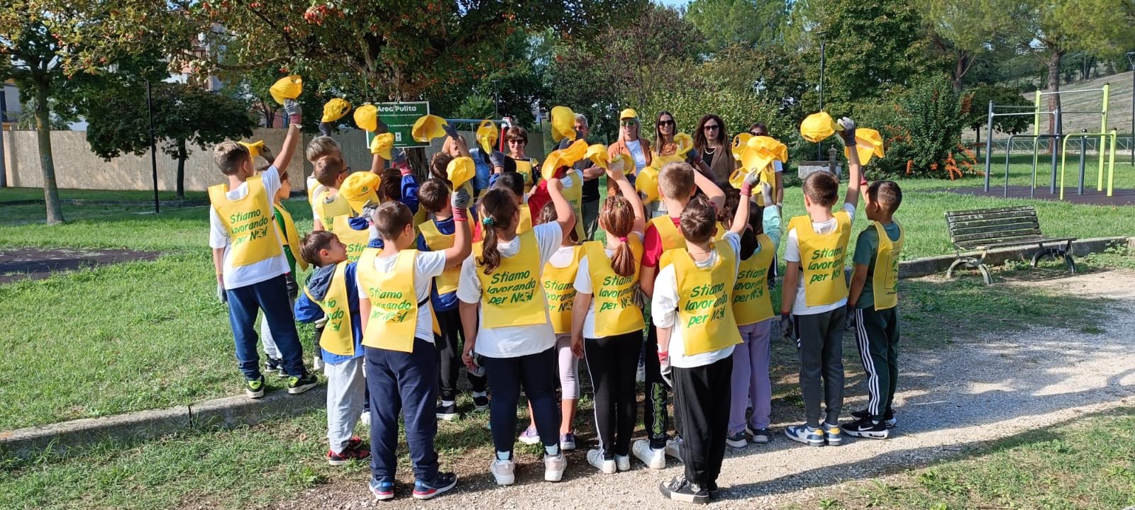 Con guanti, sacchetti e buona volontà puliscono i giardini pubblici e della scuola