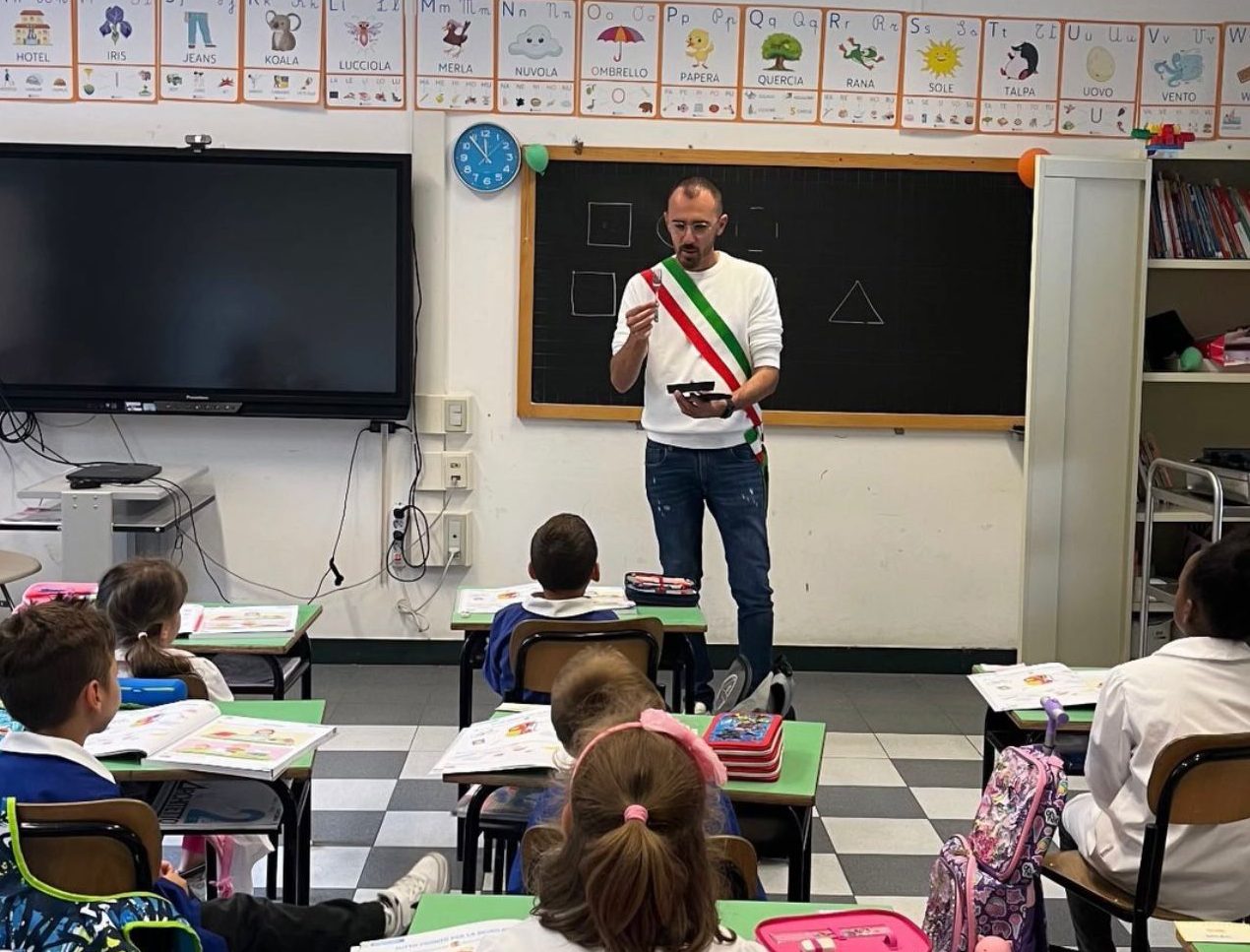 Un kit di posate riutilizzabili, il dono del sindaco nel comune plastic free