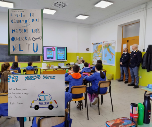 Poliziotto neolaureato in criminologia docente per un giorno: disegni e auguri degli studenti
