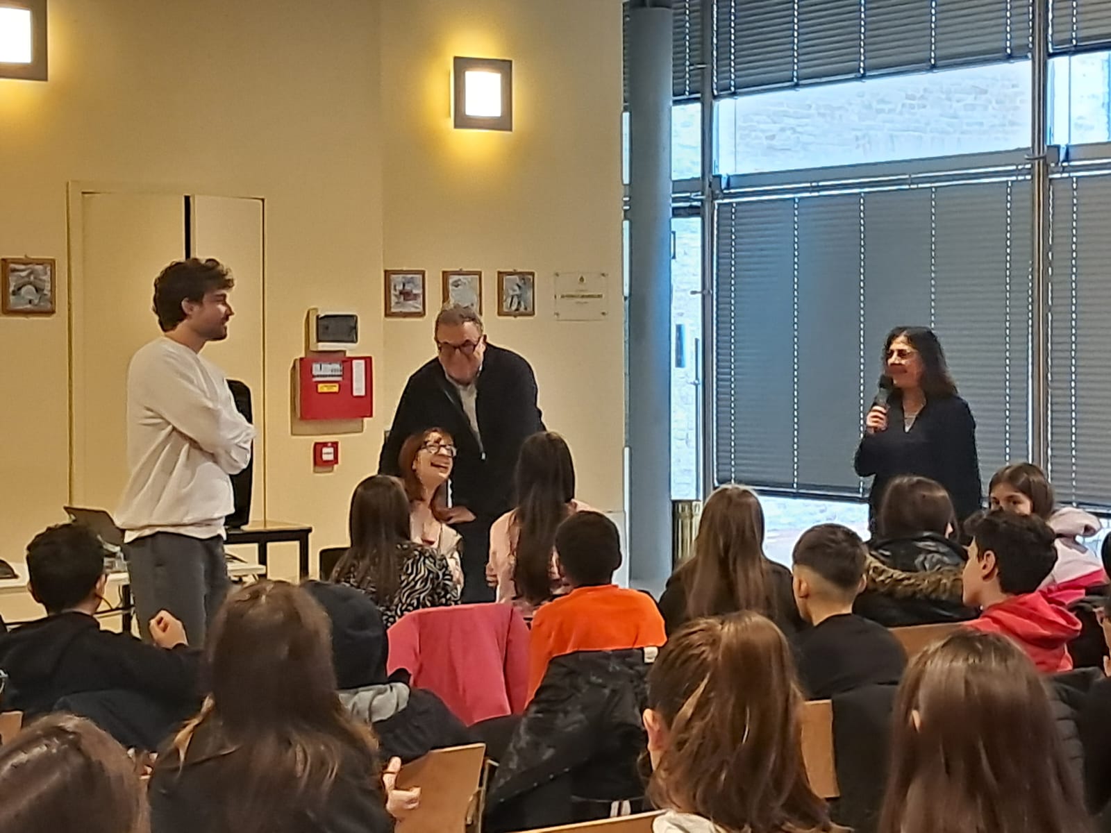 Il film Neve proiettato in classe e un “profluvio” di domande per il regista Simone Riccioni