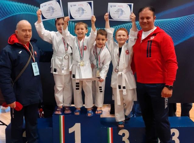 Karate, 450 in gara a Tolentino: pieno di medaglie per il Karate-Kai Civitanova