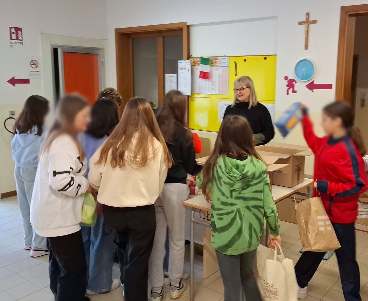 Donacibo, la sfida solidale del Convitto: raccolti in un giorno 261 chili di alimenti