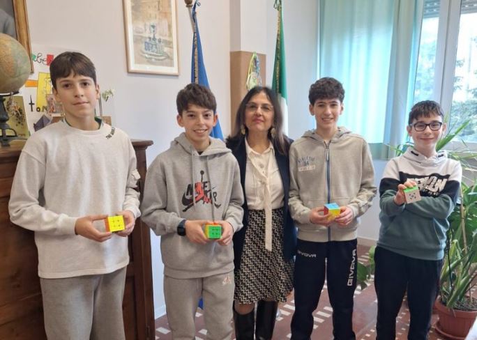 Sei lati colorati e 43 trilioni di combinazioni, torneo di cubo di Rubik a Treia