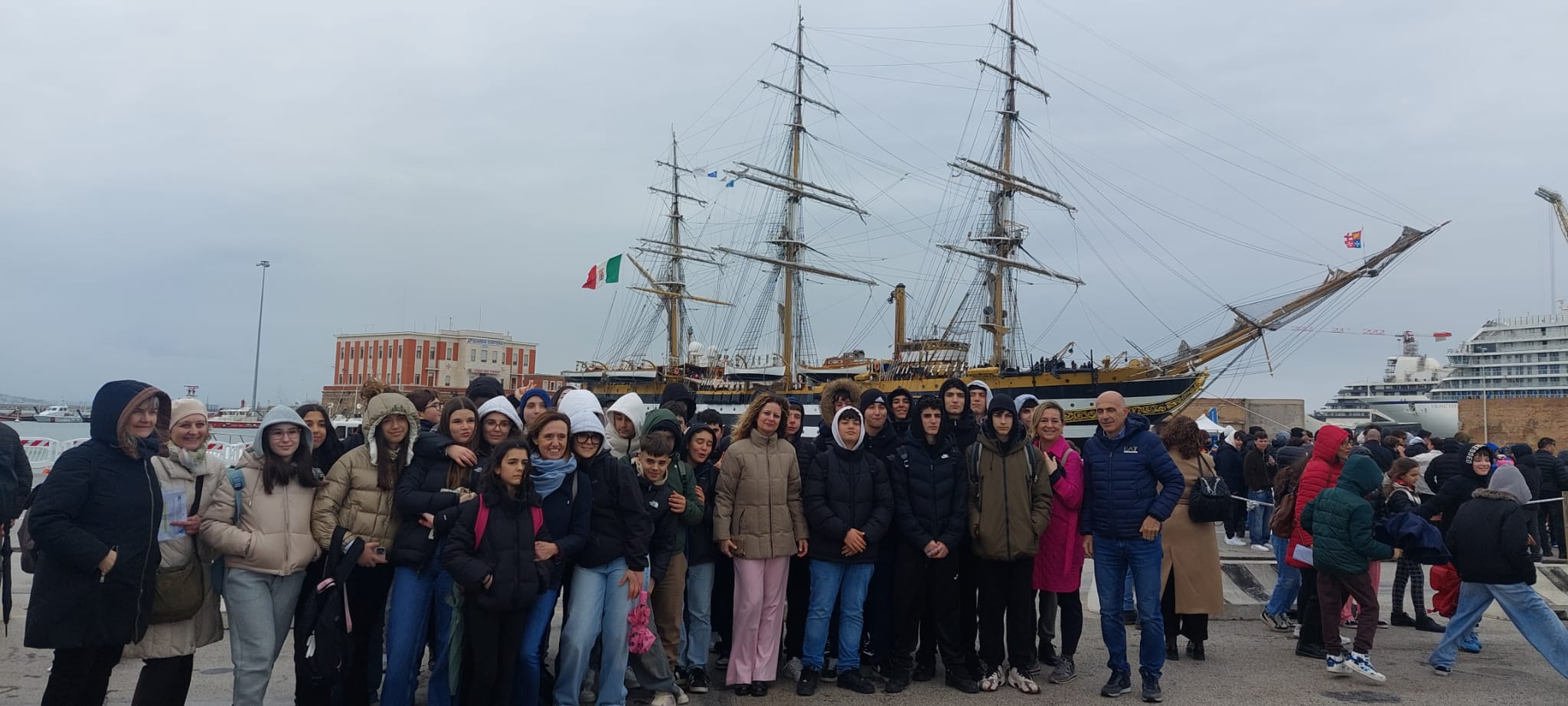 Da poppa a prua, liceali ospiti della Amerigo Vespucci