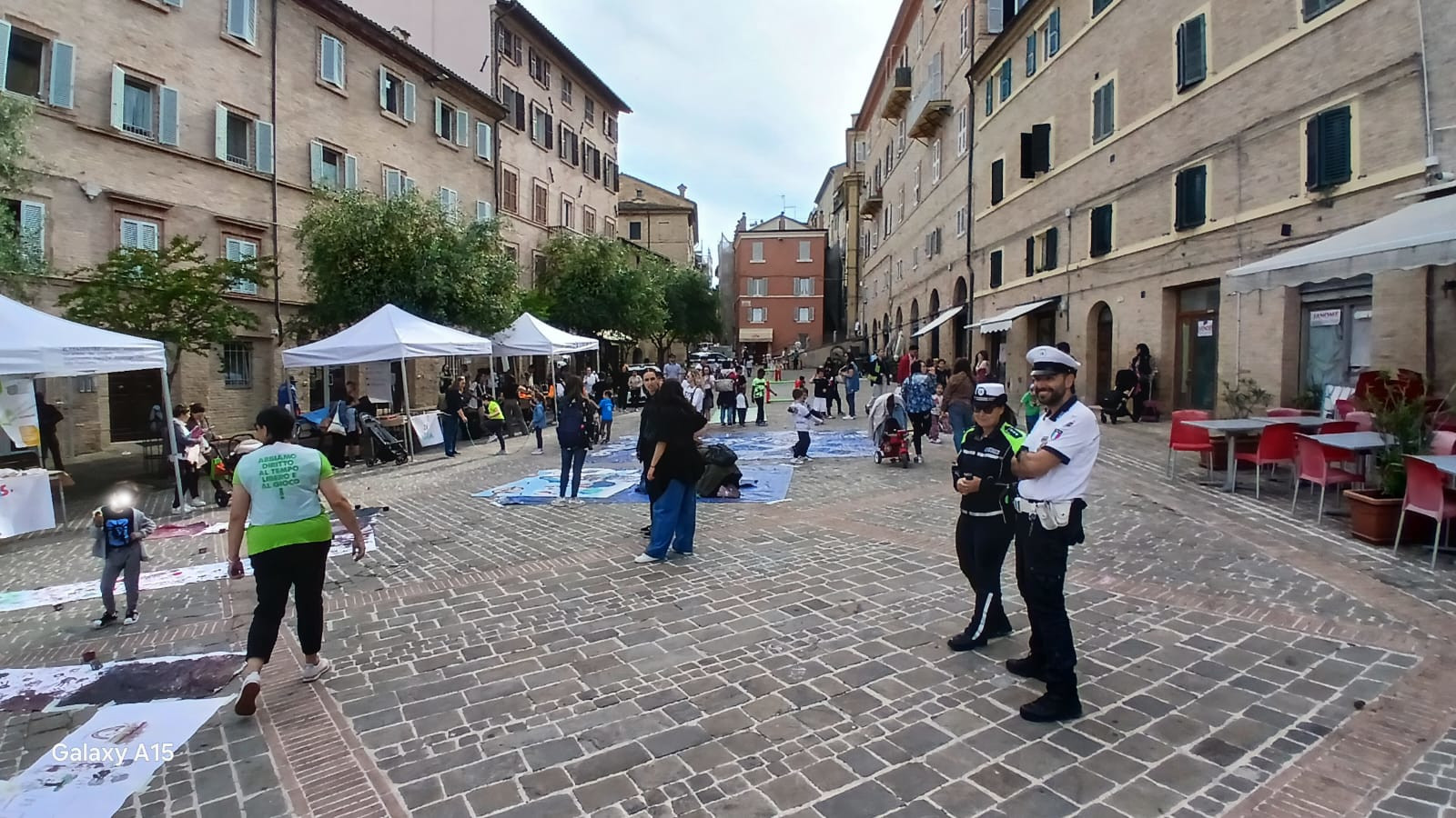 Raccolgono giocattoli da donare: festa di solidarietà in piazza Mazzini