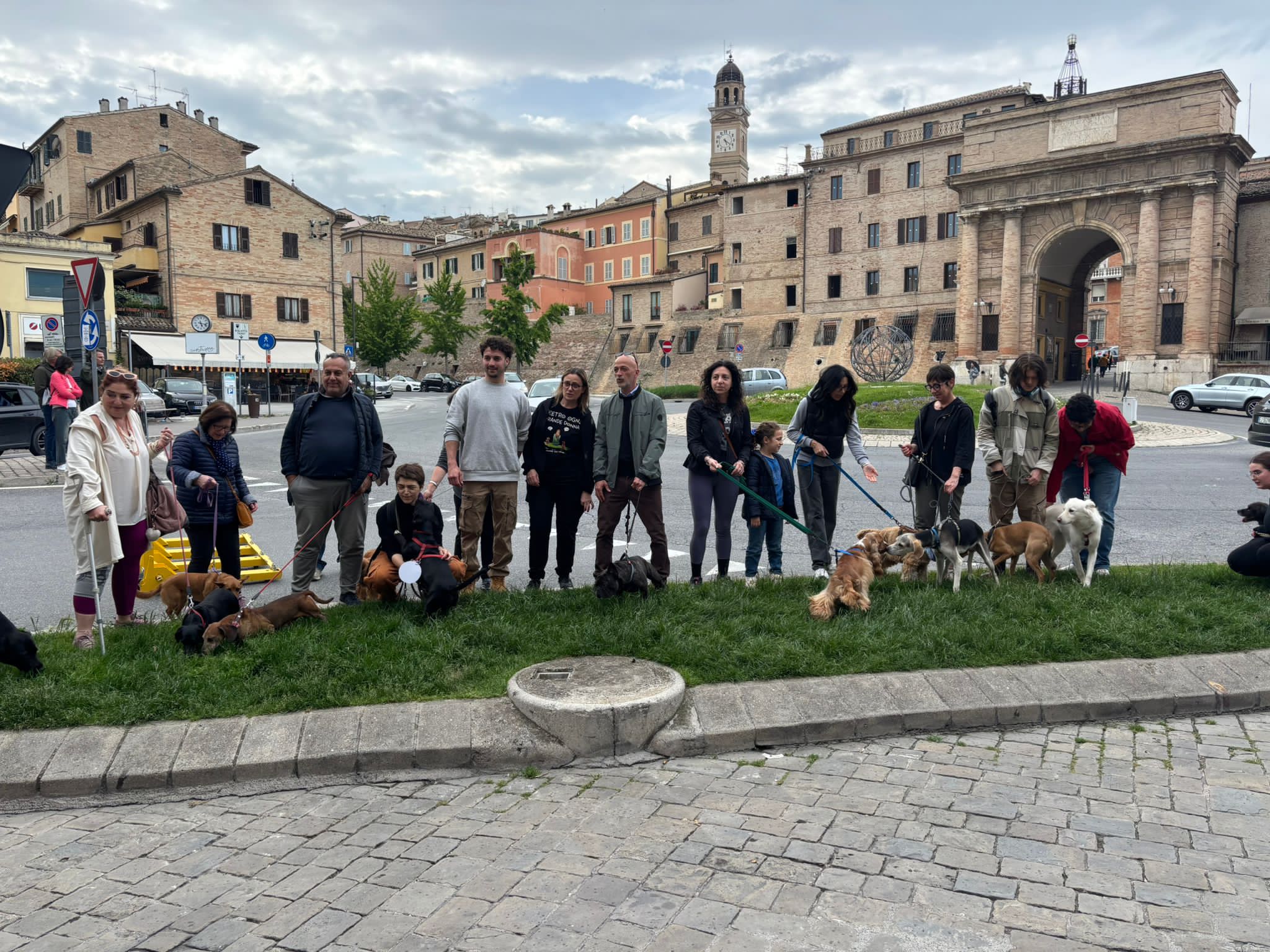 Storie di amore canino alla passeggiata a sei zampe «I nostri animali sono come figli»