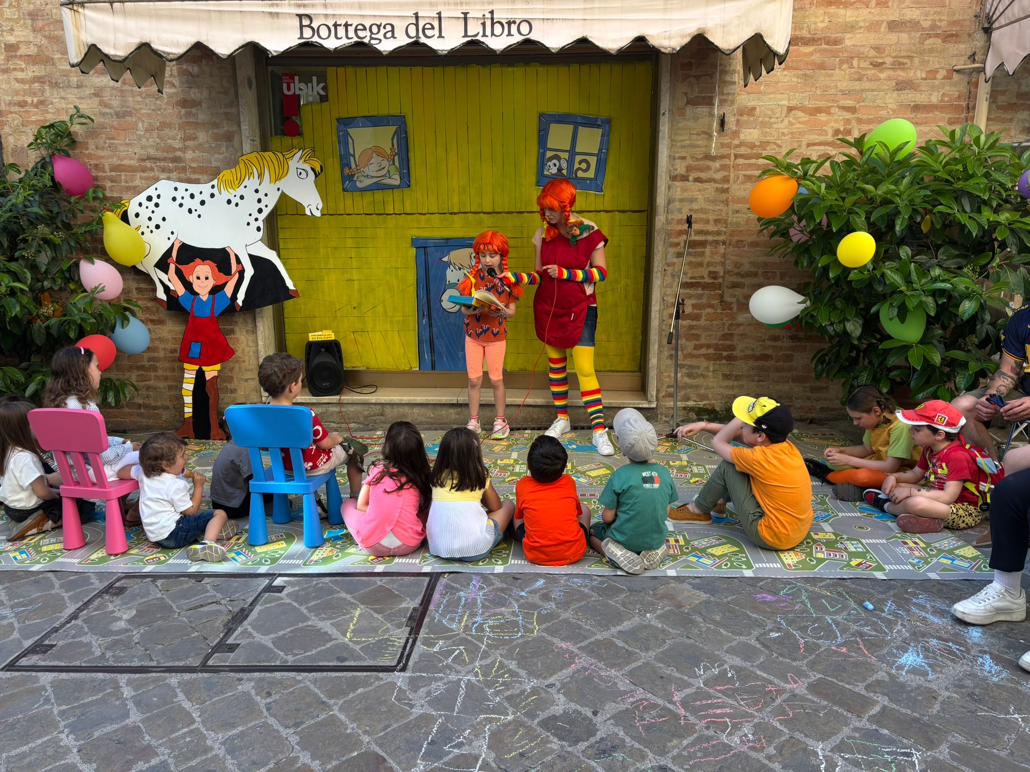 Due Pippi Calzelunghe, le cunegunde e un tè viola: Corso della Repubblica diventa “spunk”