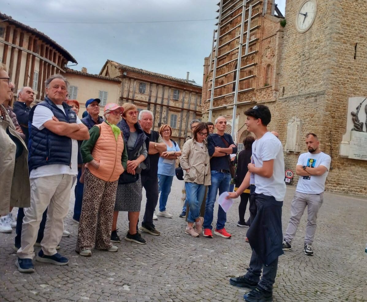 Trekking al centro di San Ginesio, le guide sono liceali