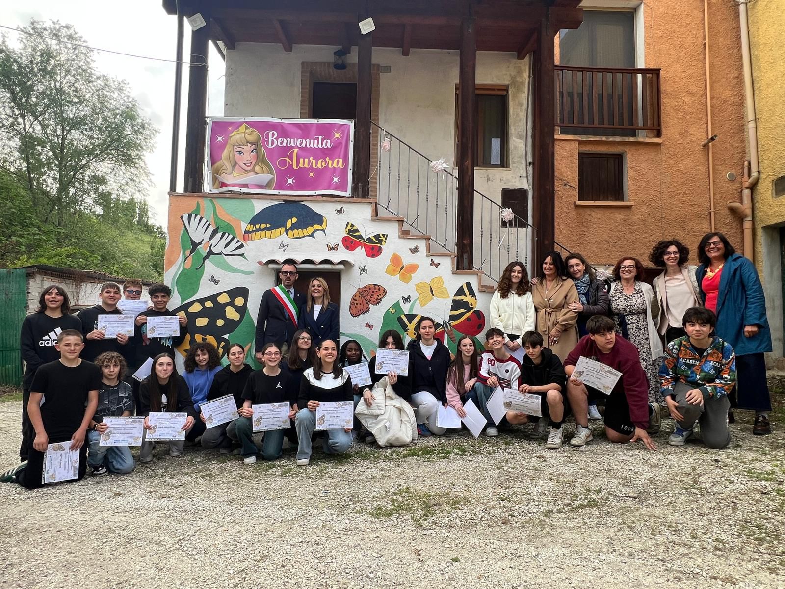 Uno sciame di farfalle tra i murales di Braccano