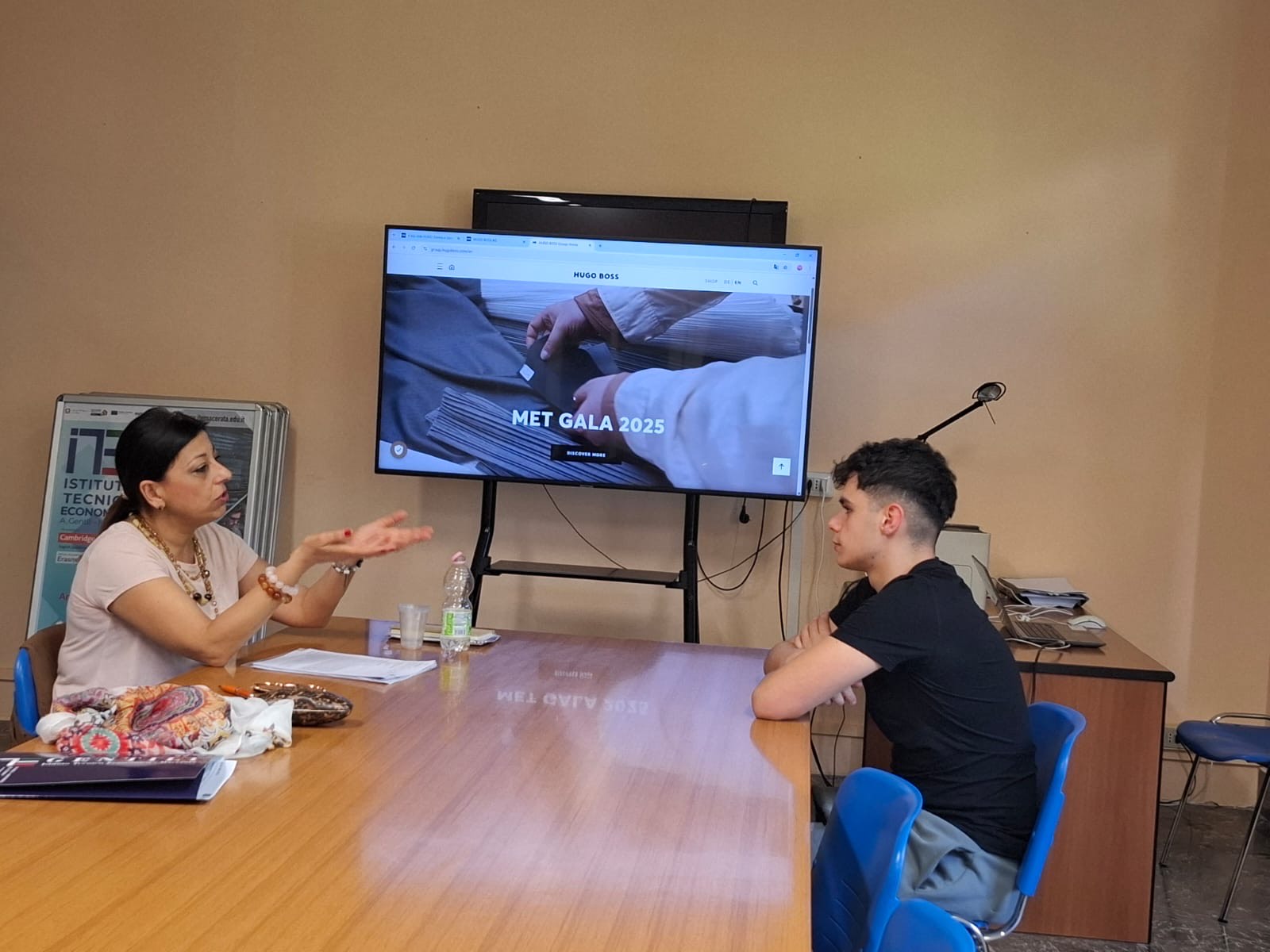 Colloqui di lavoro sui banchi di scuola