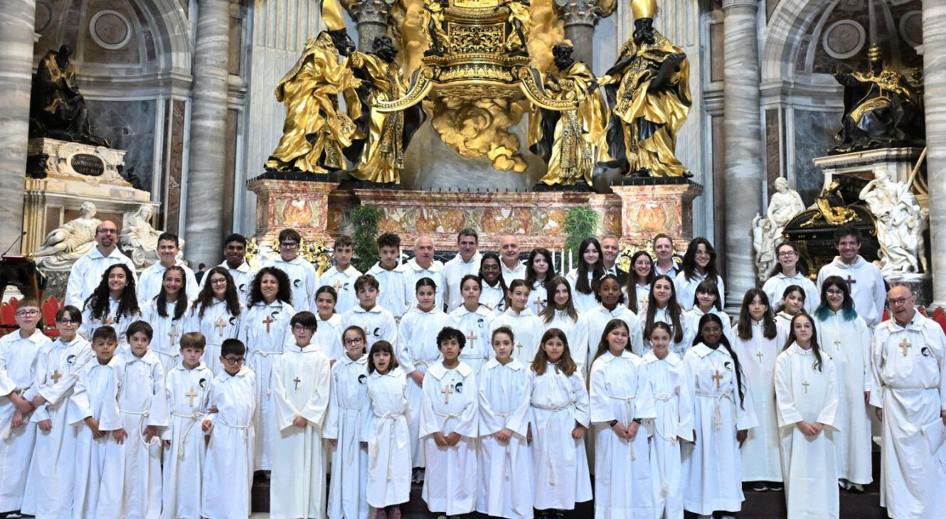 I Pueri Cantores cantano per le famiglie a San Pietro: i complimenti dei cardinali Parolin e Farrel