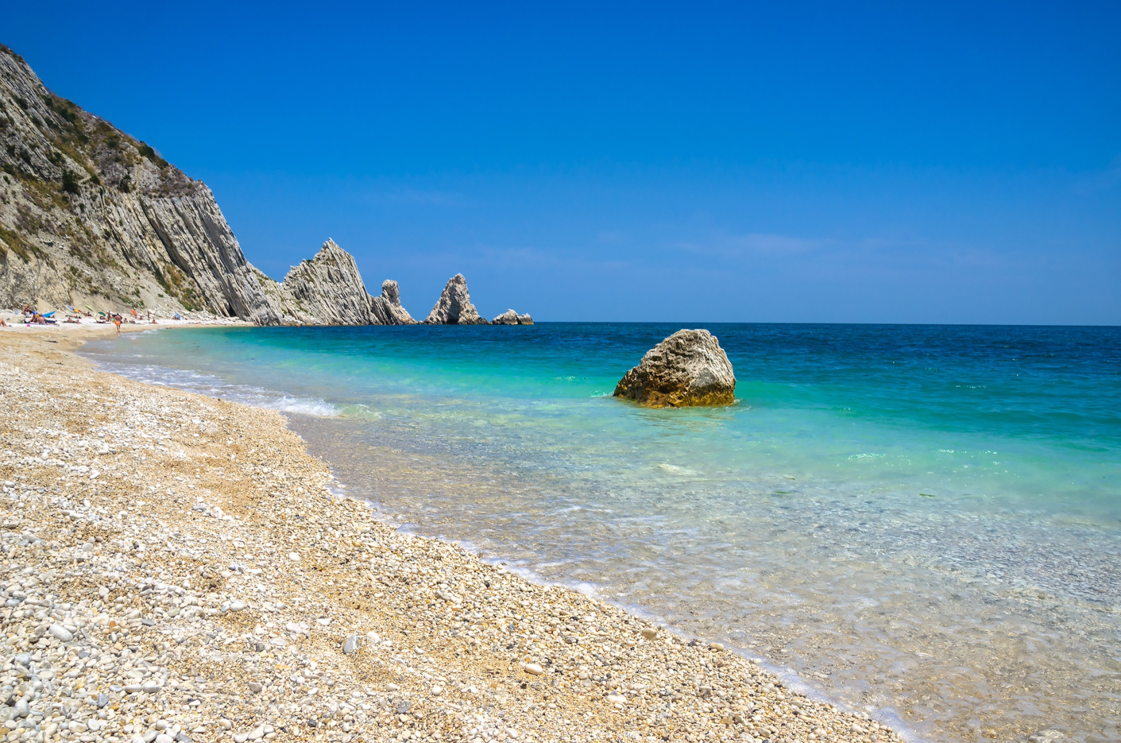 I piccoli spot paradisiaci delle Marche: tra acque cristalline e natura incontaminata