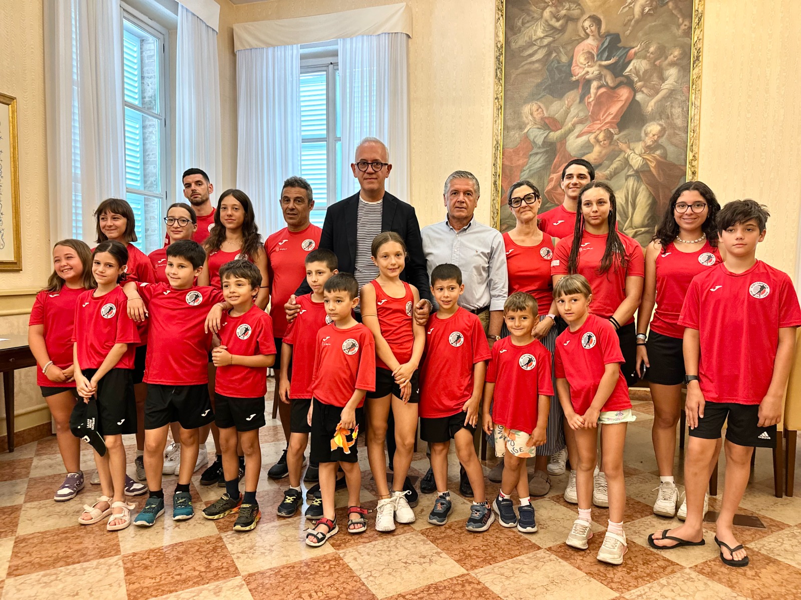 Attestato del Comune alla Civitanova Skating, maglia a sindaco e assessore in segno di amicizia