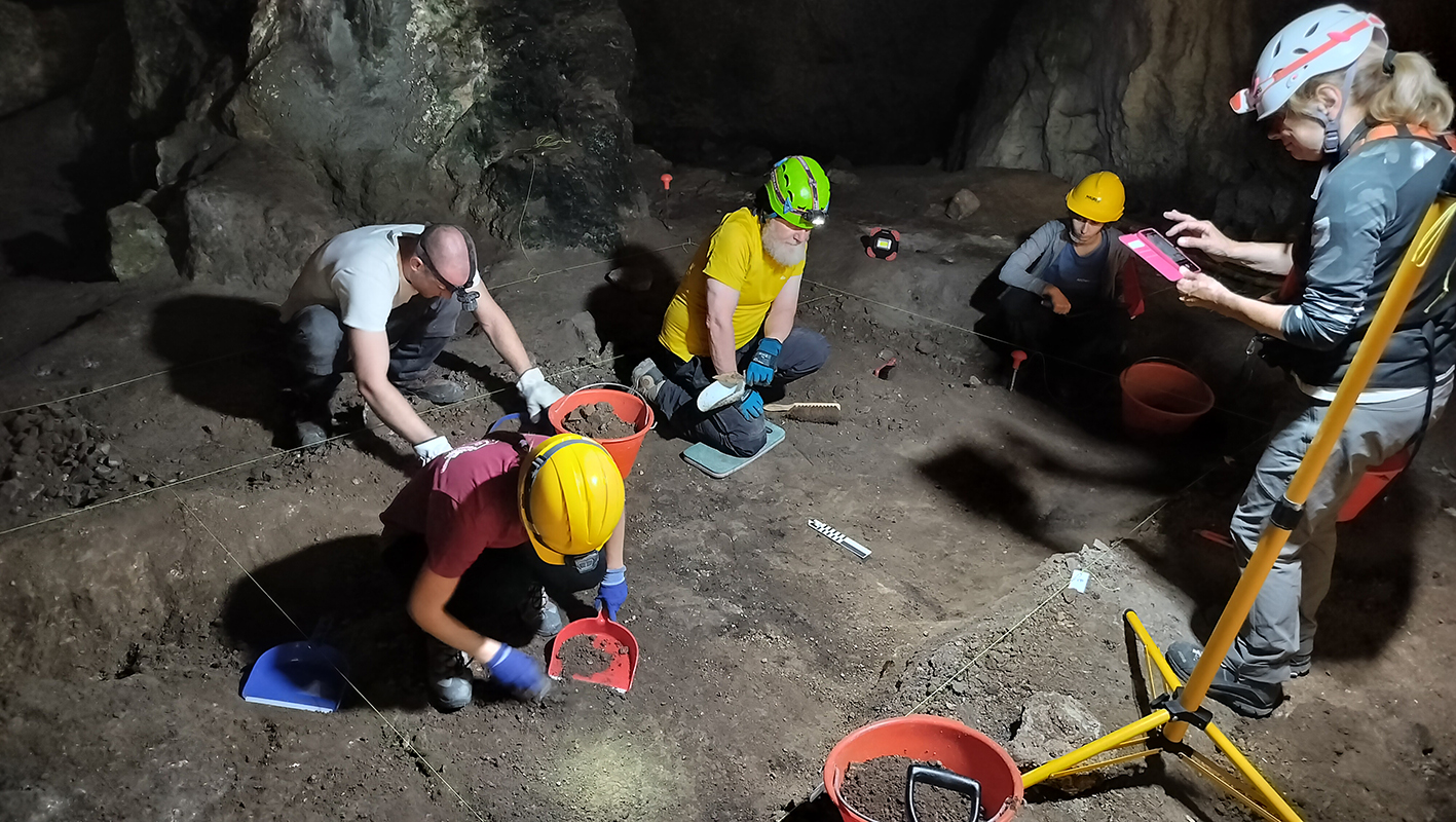 La Grotta dei Baffoni svela i suoi segreti: amo da pesca in osso, tibia di orso e ceneri di una eruzione catastrofica