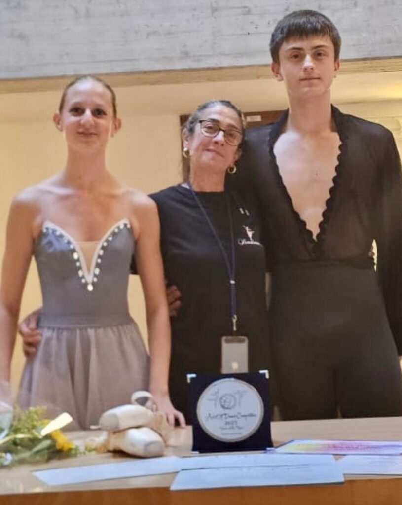 Anna Zanconi al centro con Melissa e Nicolò al concorso della Fondazione regionale Arte nella danza secondi classificati
