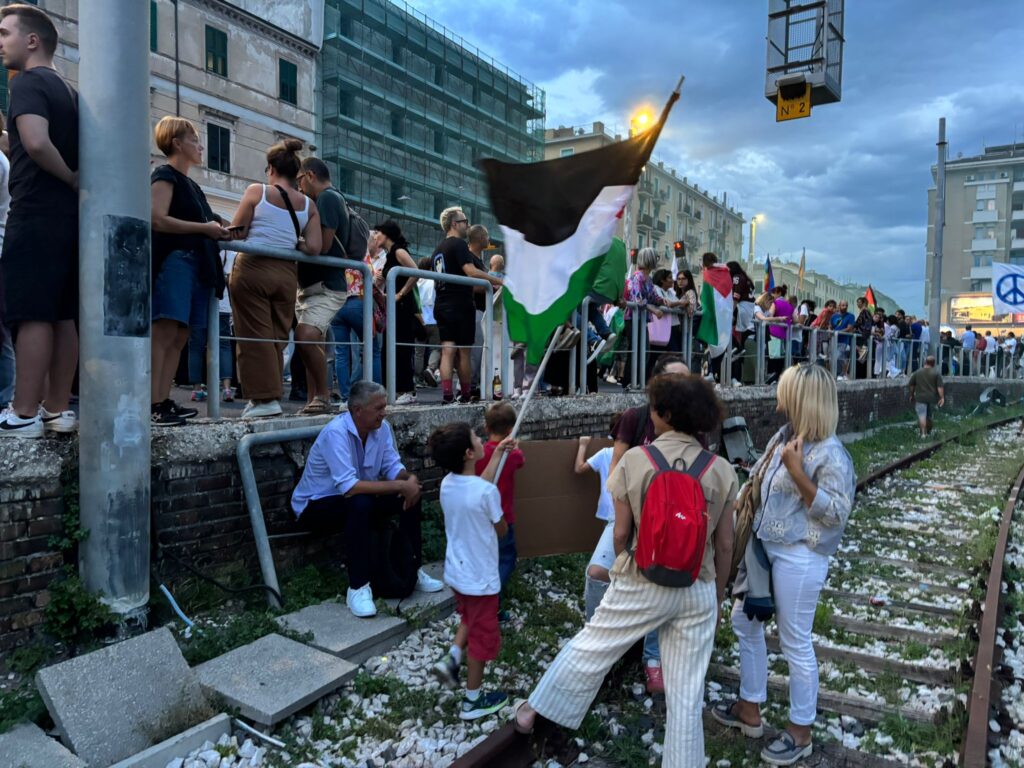 Bambini con bandiera palestinese