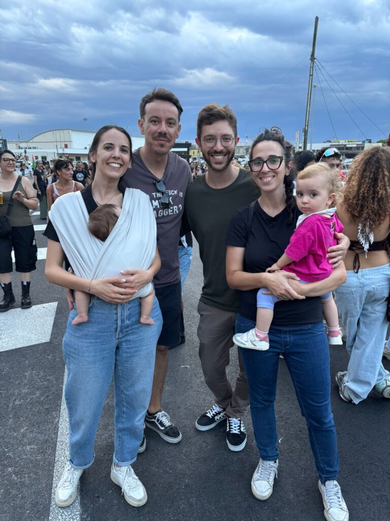 Famiglia con i bambini alla manifestazione per la Palestina