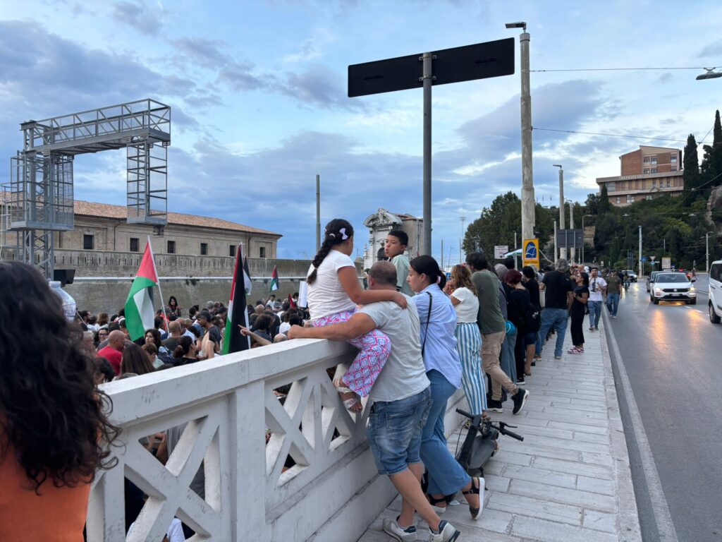 Famiglia alla manifestazione pro palestina