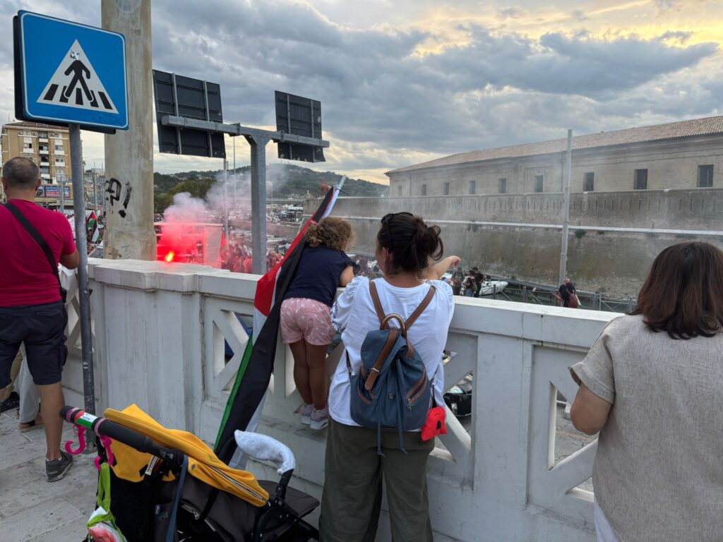 Bambina alla manifestazione per la palestina