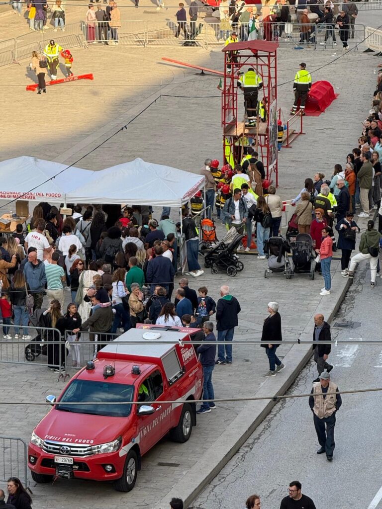 Pompieropoli a San Severino con i vigili del fuoco