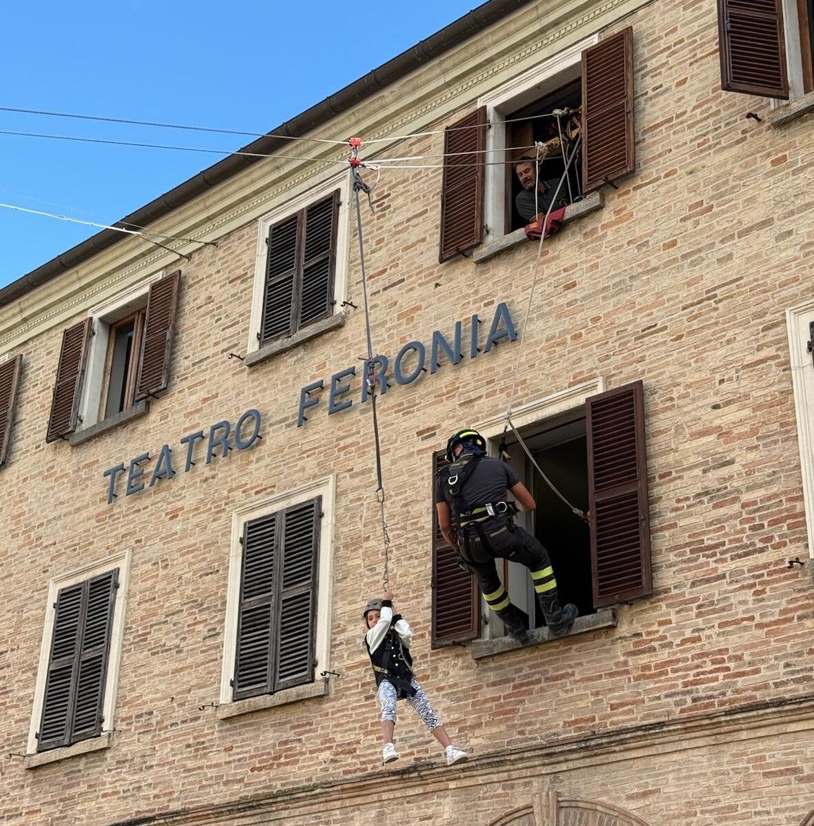 In centinaia a Pompieropoli: ponti tibetani, incendi simulati e giù dal teatro con la corda