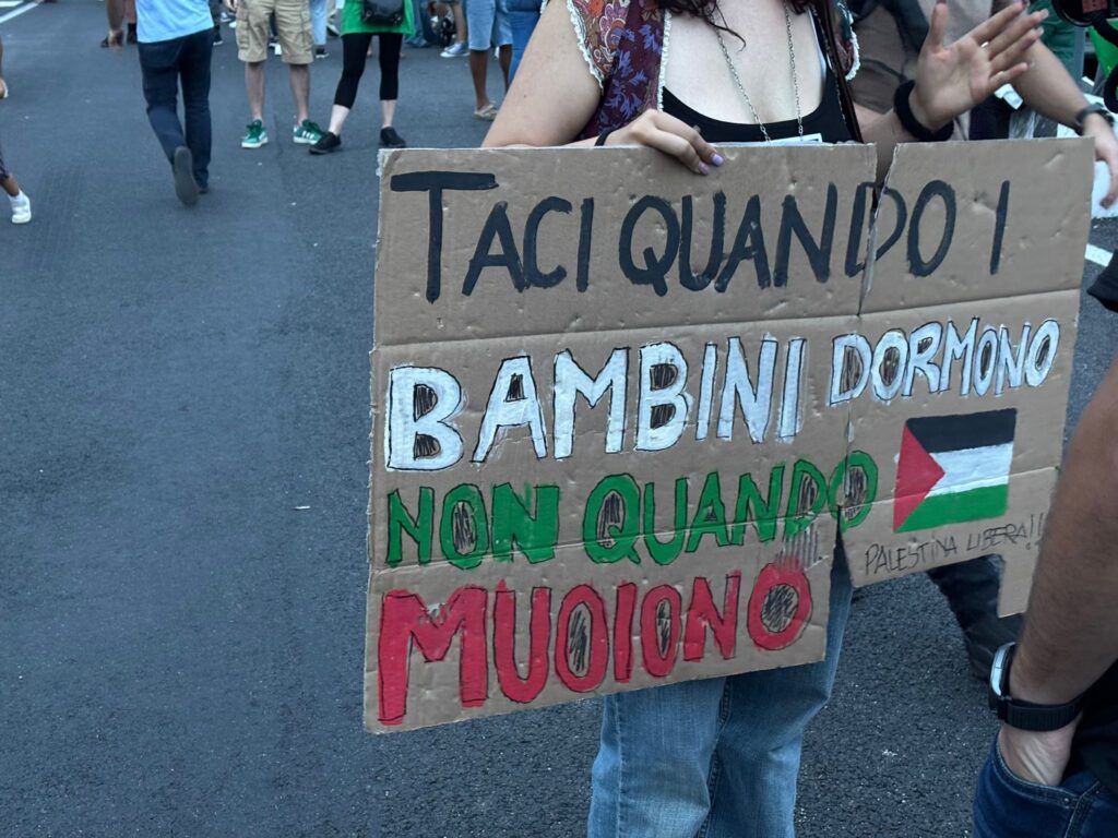 striscione per i bambini in palestina