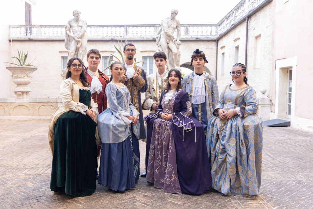 Ciceroni dell'Iis dell’Istituto di Istruzione Superiore Garibaldi-Bramante-Pannaggi di Macerata a Palazzo Buonaccorsi