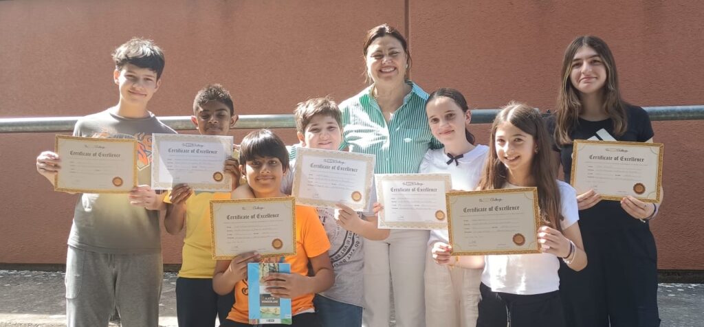 I campioni Lorenzo Schiaroli, Asal Ekanayake, Mustajab Hussain, Jacopo Angeletti, Emena Dakaj, Sofia Zamponi e Irene Soricetti con Simona Marconi