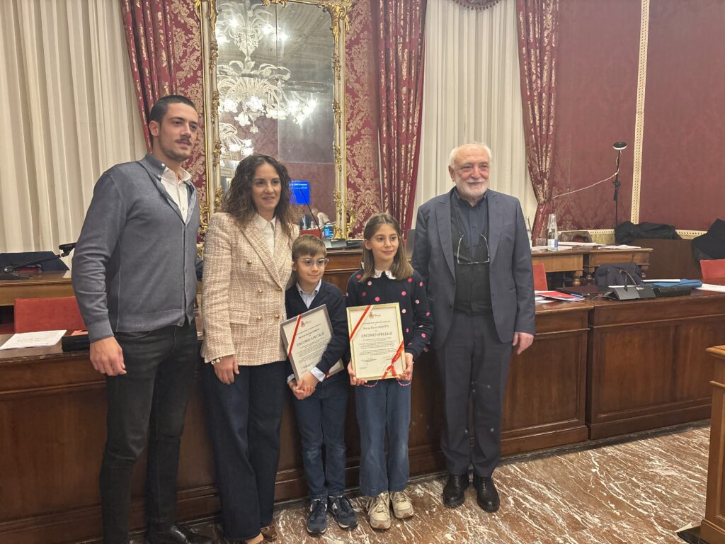 Maria Elena e Riccardo Giuseppe Fioretti ricevono l'encomio dall'assessore Silvano Iommi