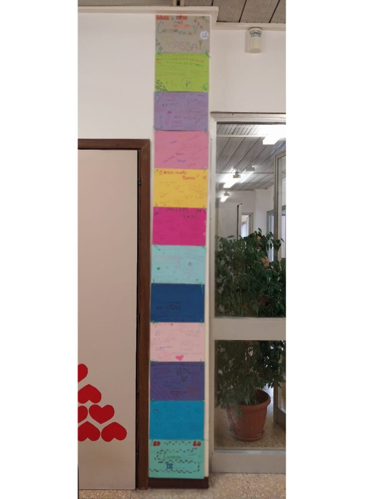 La colonna di pensieri costruita dagli studenti del Convitto Nazionale al termine di Cammina che ti passa