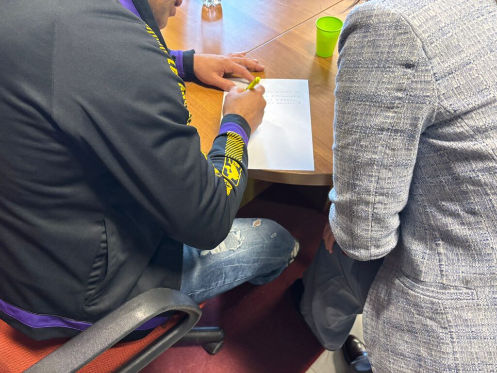 Un detenuto della Casa di reclusione di Fermo che partecipa al laboratorio 