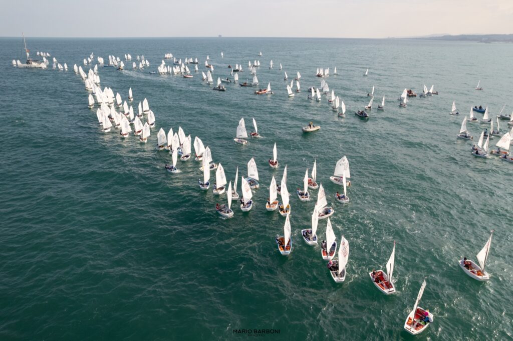 Una partenza della flotta a Civitanova 