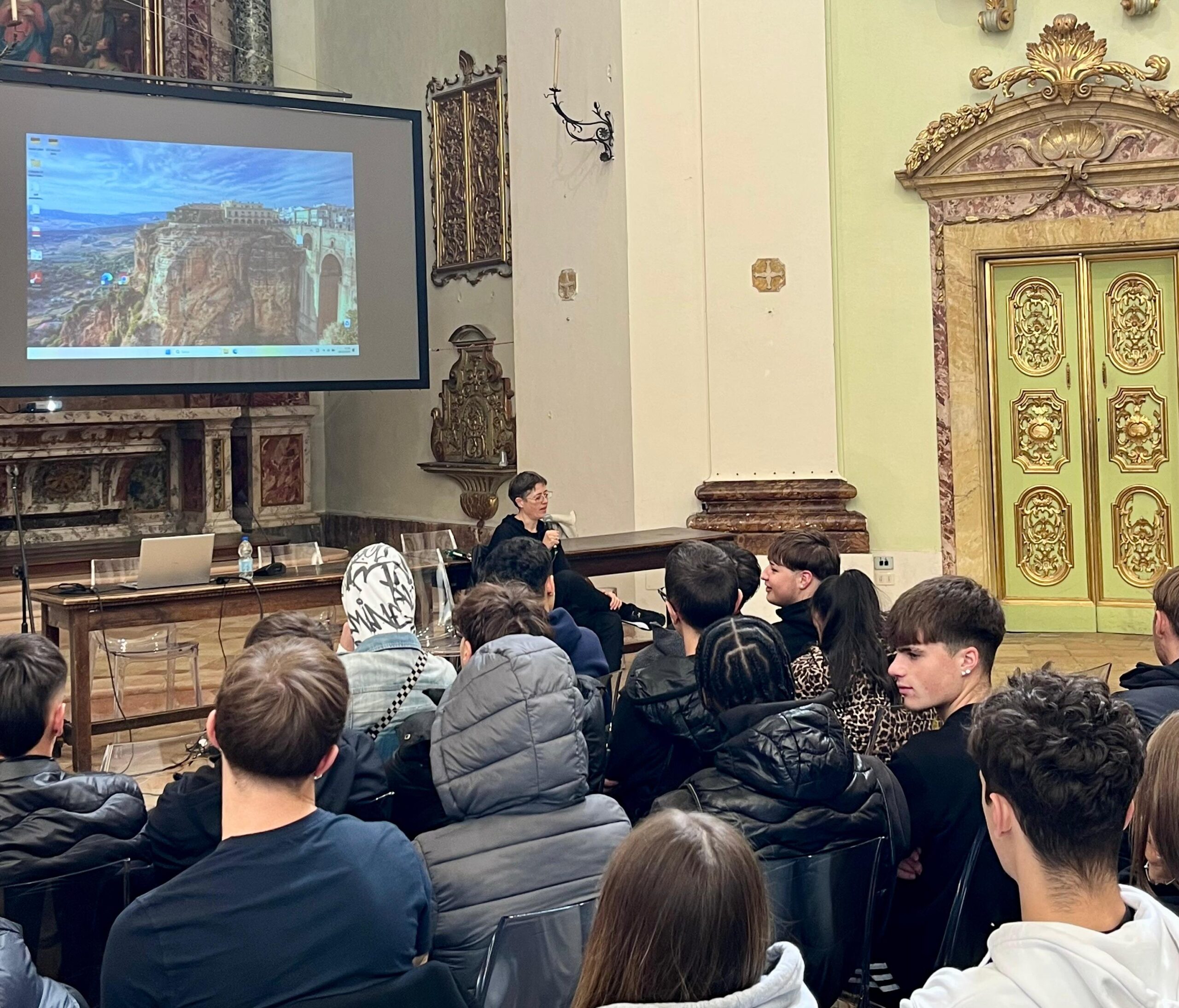 Vera Gheno con le classi quinte dell'istituto alberghiero di Cingoli
