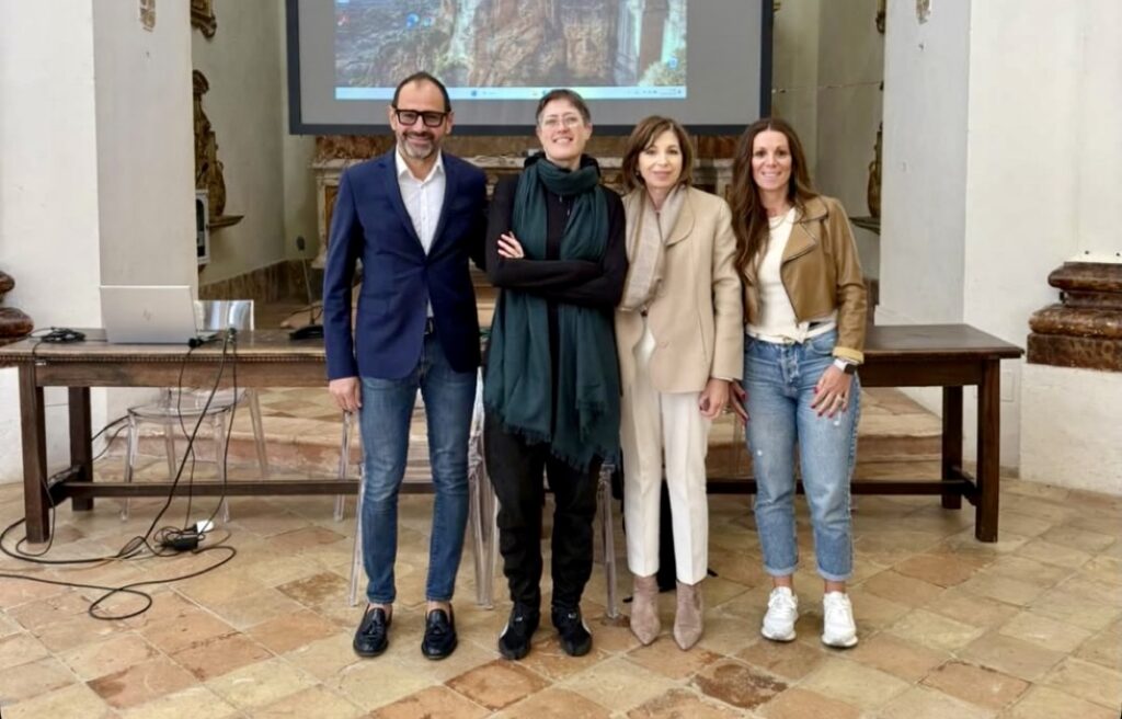 Vera Gheno con il vice sindaco, la dirigente Anna Maria Marcantonelli e la presidente di Help Cristina Marcucci