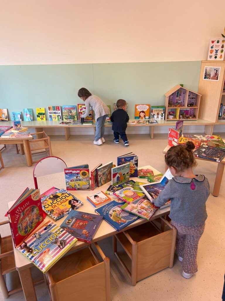 La donazione della bibliotechina all'hub di Sforzacosta