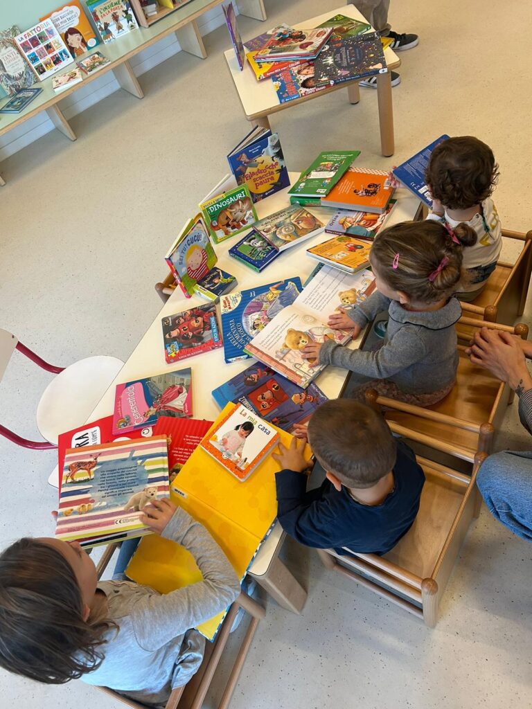 La donazione della bibliotechina all'hub di Sforzacosta