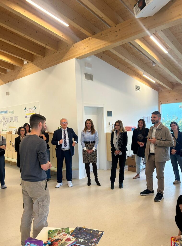 La donazione della bibliotechina all'hub di Sforzacosta