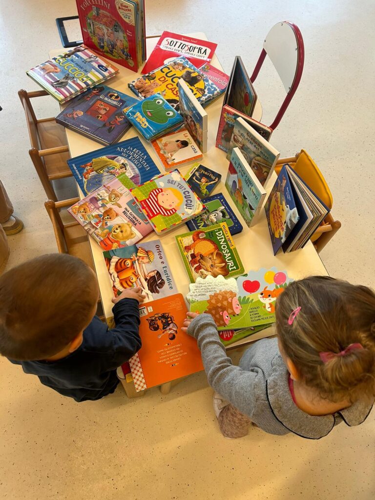 La donazione della bibliotechina all'hub di Sforzacosta