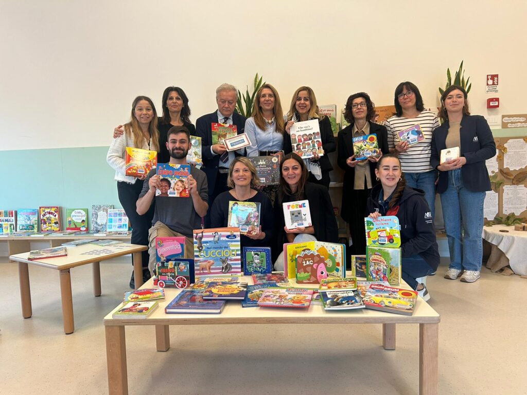 La donazione della bibliotechina all'hub di Sforzacosta