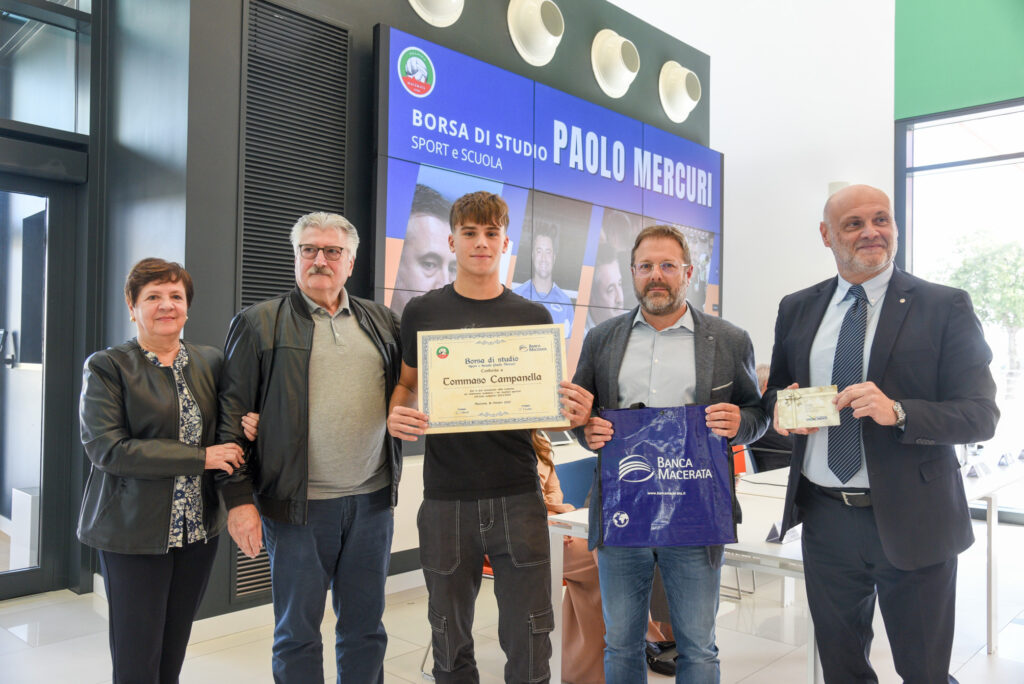La premiazione di Tommaso Campanella nella Banca Macerata